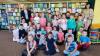 Grupa przedszkolaków odwiedzających biblioteczny oddział dla dzieci.