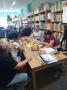 Na zdjęciu panie siedzący przy stoliku, uchodźcy z Ukrainy, uczestniczący w warsztatach językowych.