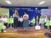 Na zdjęciu dzieci stojące na scenie wraz z panią dyrektor biblioteki i panią dyrektor z PSSE z Dąbrowy Tarnowskiej. 