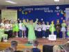 Na zdjęciu dzieci stojące na scenie wraz z dziewczynką przebraną za Panią Wiosnę. 