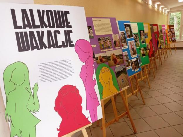 Na zdjęciu wystawa z planszami, na których umieszczone są fotografie przedstawiające podróże lalki po całej Polsce. 