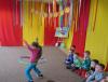 Na zdjęciu dzieci które biorą udział w zabawach ruchowych z hula hoop.